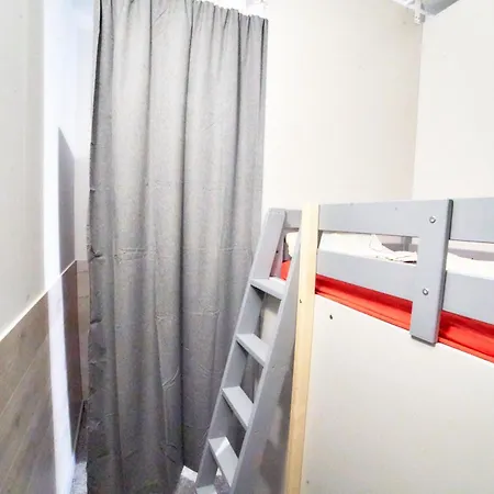 Хостел Tokyo Vibes - Private Sleeping Pods Hostel, Self Check-in