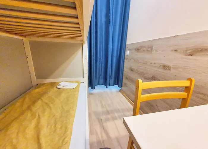 Tokyo Vibes - Private Sleeping Pods Hostel, Self Check-in Hostal *